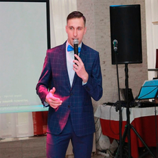 Ведущий Борис Пустовой 