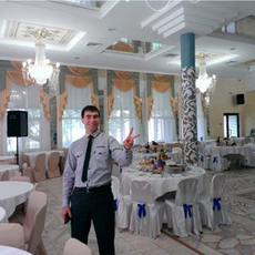 Ведущий Даниил Сухотин 