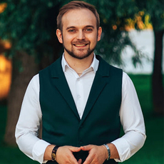 Ведущий Дмитрий Грезин 