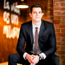 Ведущий Евгений Трубкин 