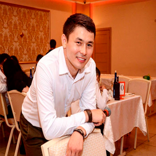 Ведущий Айнабек Жаманбаев 