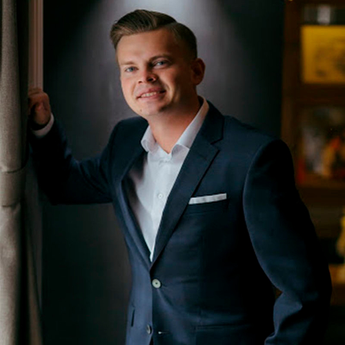 Ведущий Алексей Куликов 