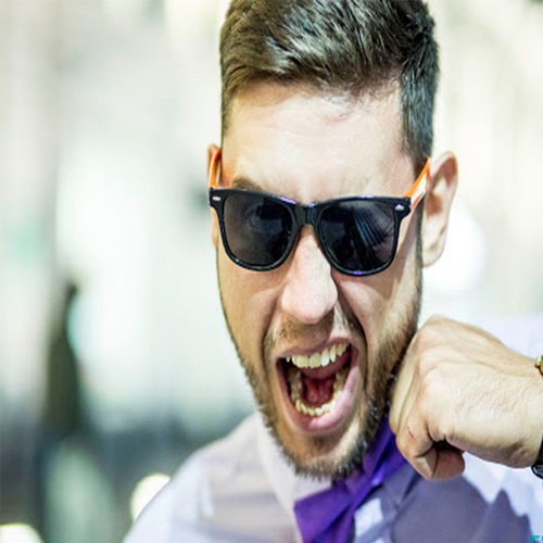 Ведущий Андрей Абарников 