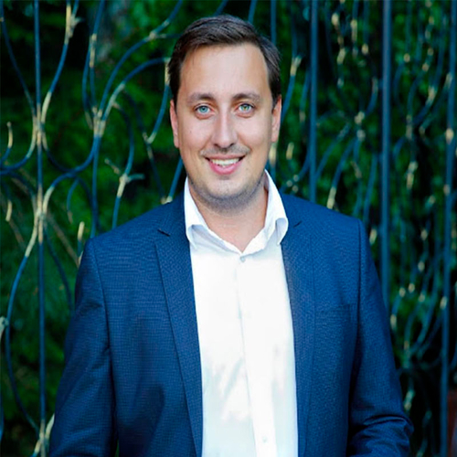 Ведущий Андрей Перминов 