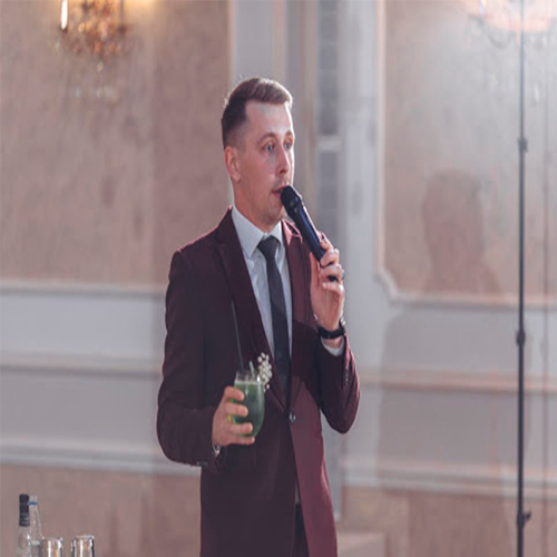 Ведущий Антон Дибров 