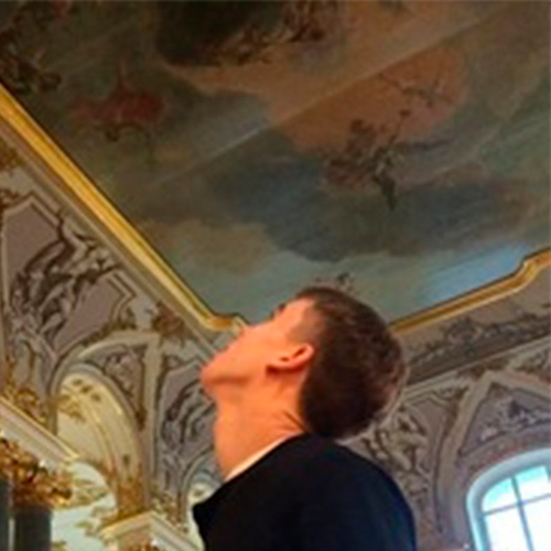 Ведущий Илья Щербаков 