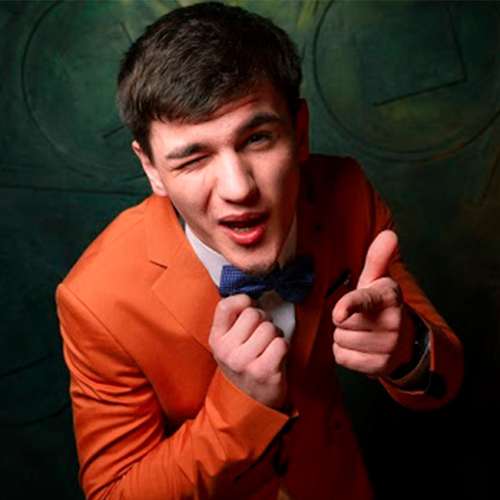 Ведущий Максим Стёпочкин 