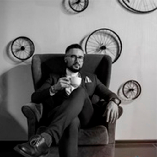 Ведущий Павел Толкачёв 